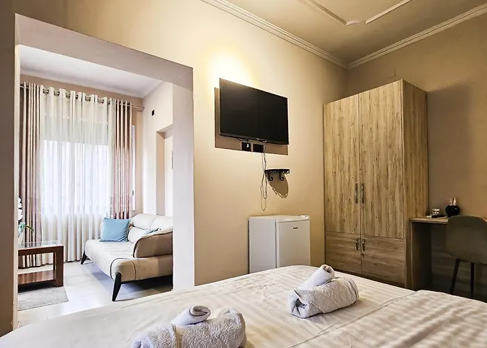 Sunflower Junior 티라나